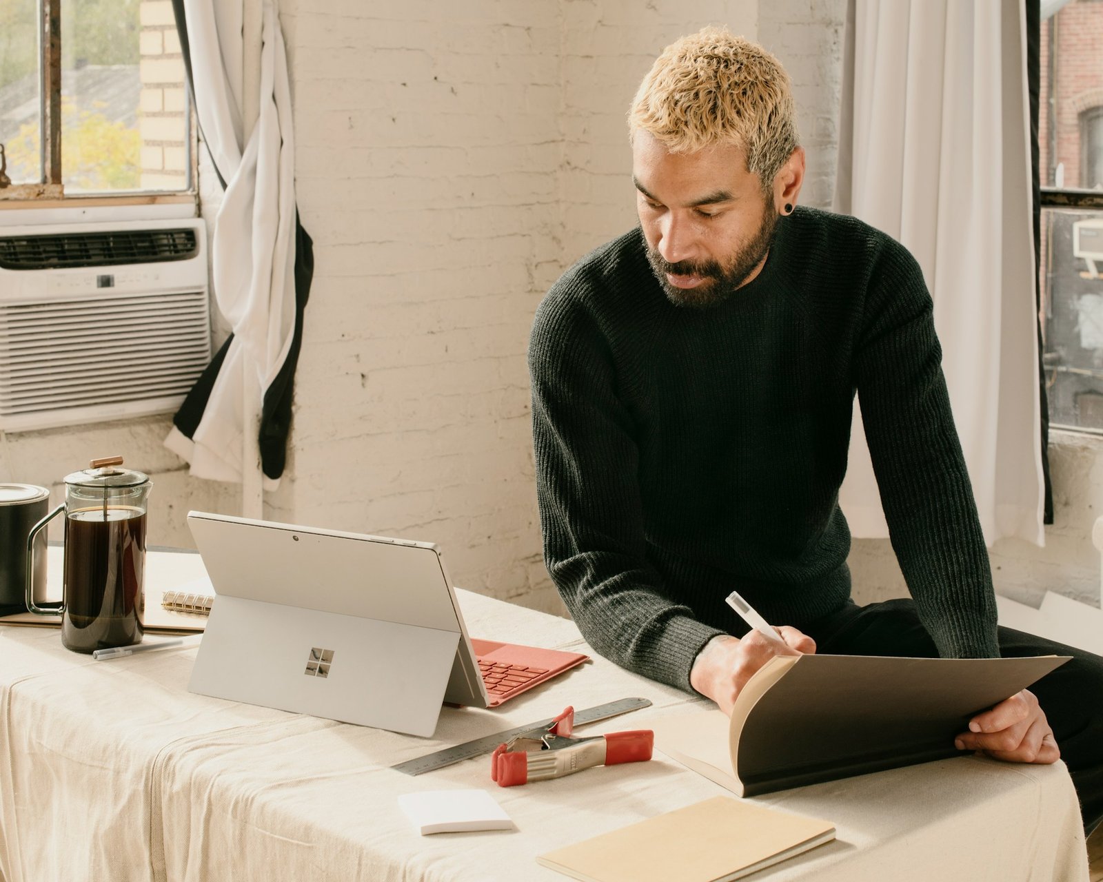 Selbstständige Person arbeitet entspannt am Laptop an einer Rechnung